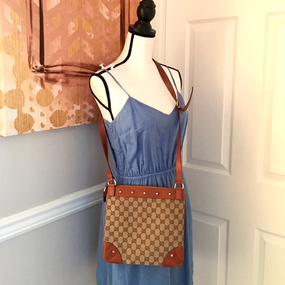 Authentic Gucci brown monogram crossbody bag - Picture 3 of 16